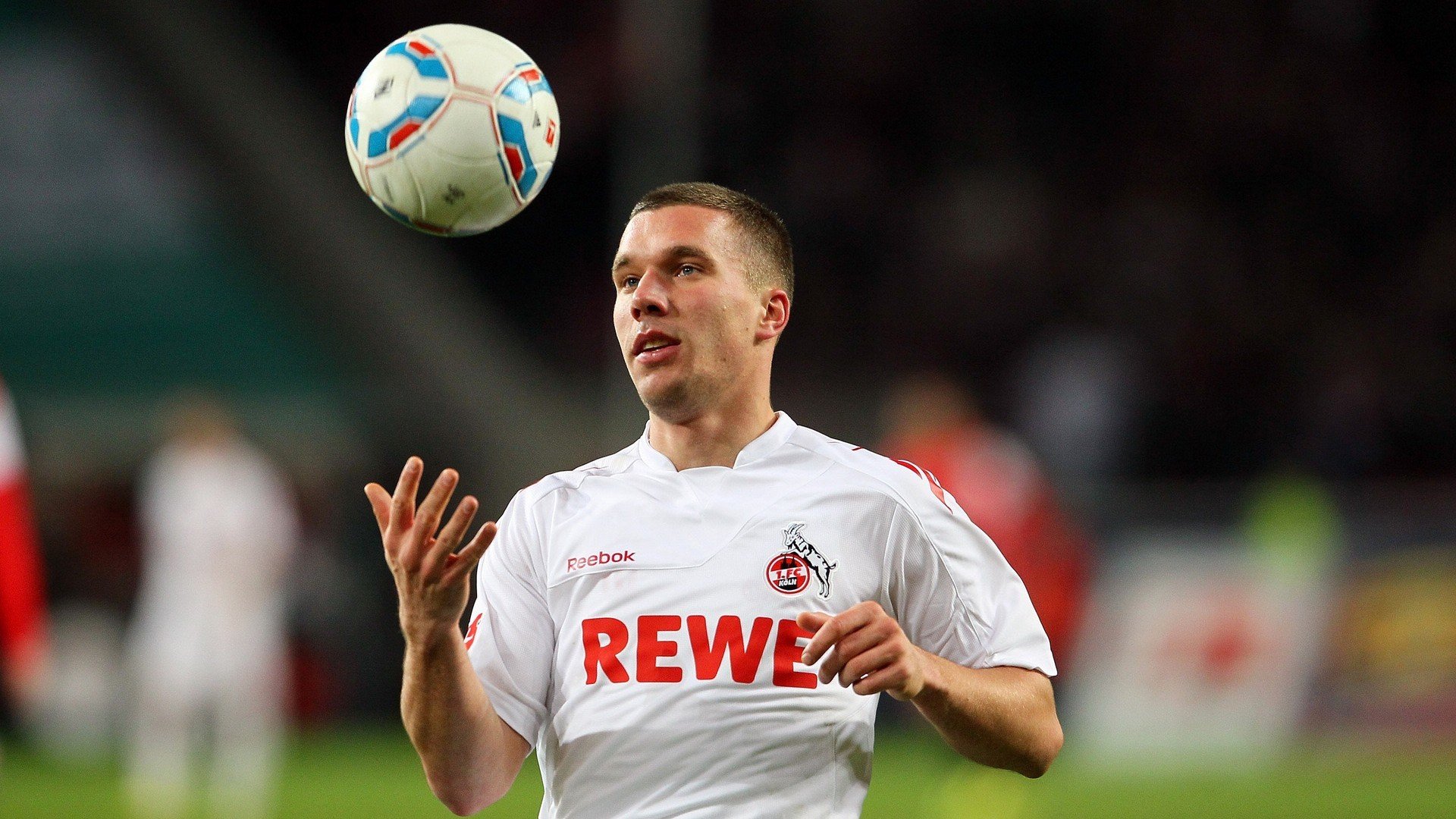 世界杯“任意球大师”新旧交替 弧线球与电梯球轮番上演